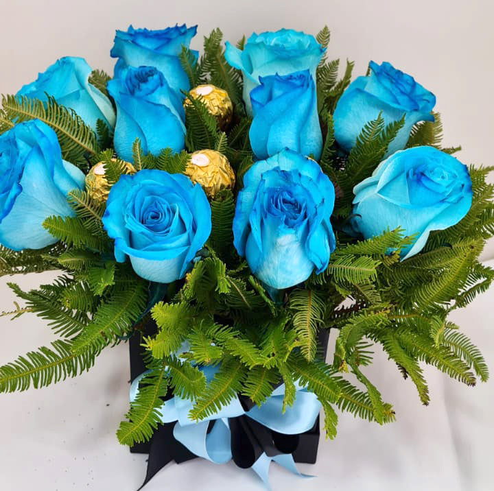 Caja Cuadrada de Rosas Azules con Chocolates – Florería Jacqueline