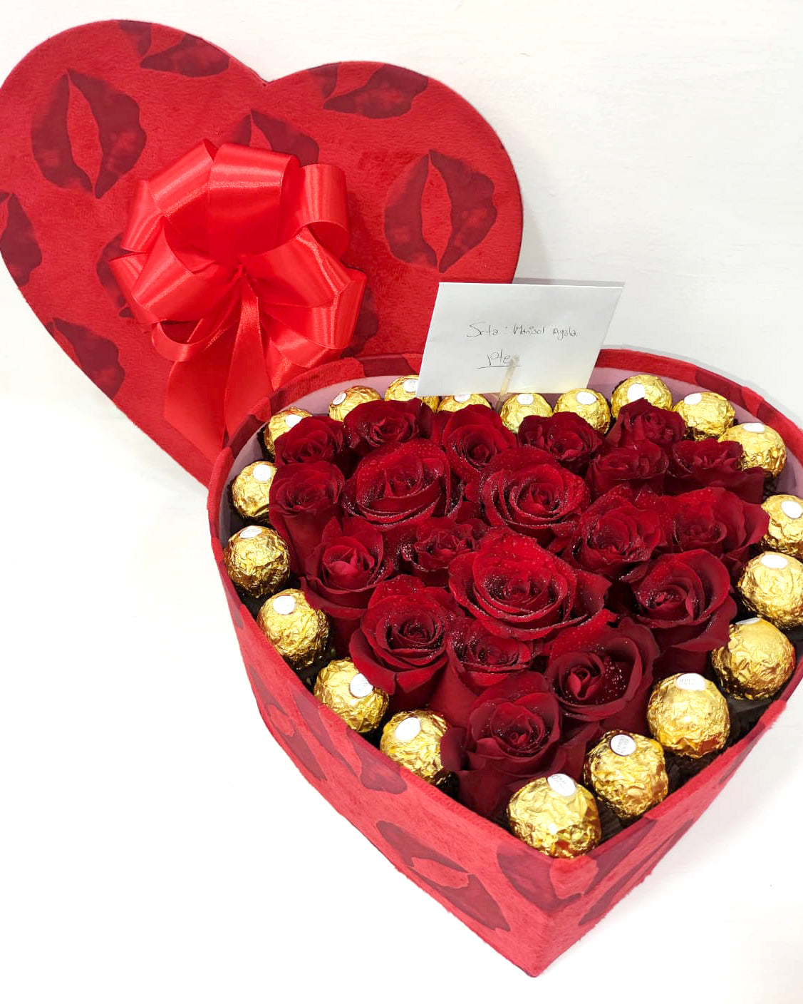 Caja Corazón de 20 Rosas y 20 Chocolates Ferrero Rocher – Florería  Jacqueline