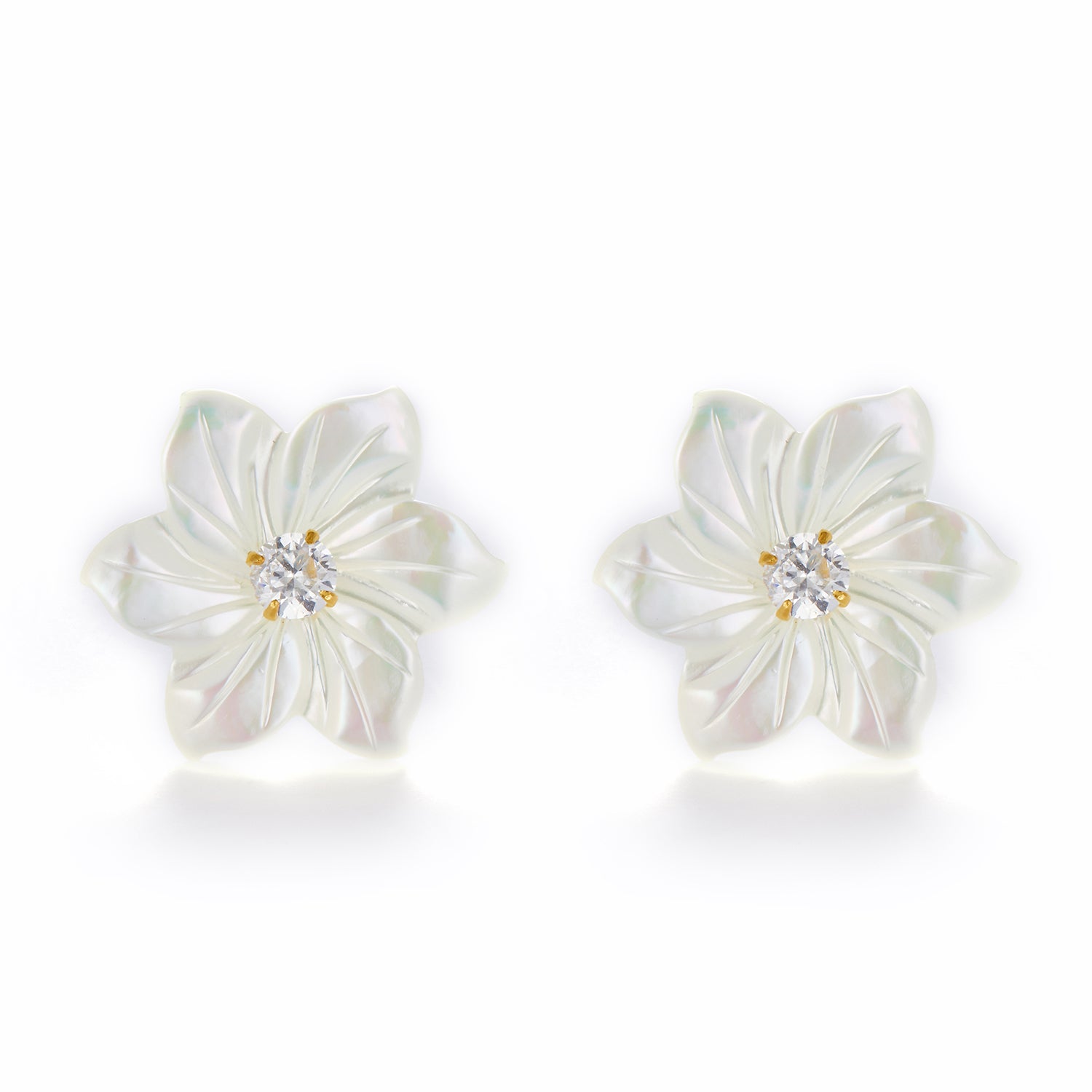 Se LuvaLu Jewellery - White Flower ørestikker Forgyldt sølv hos Vibholm.dk