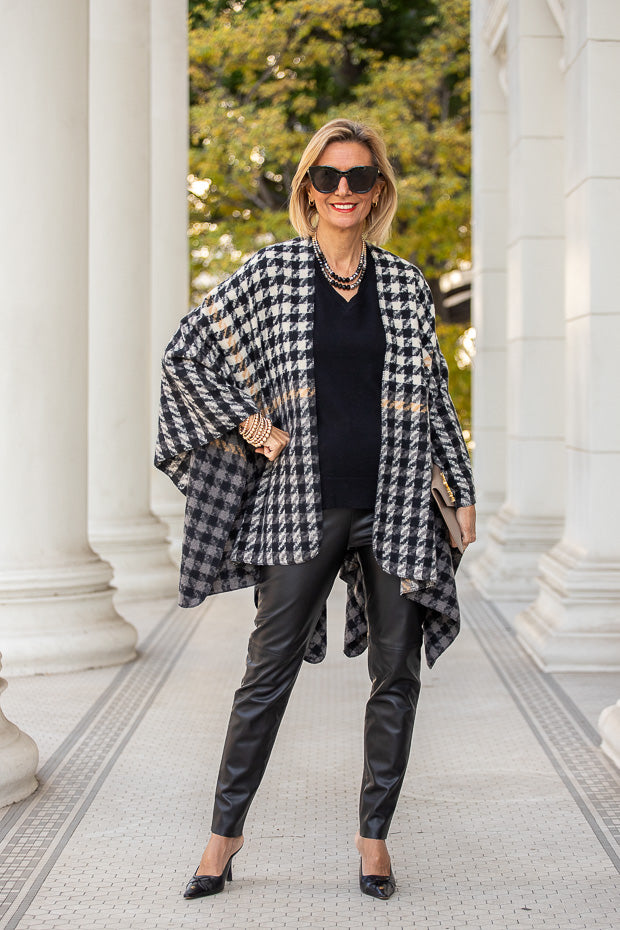 A New Houndstooth Poncho Combined With Faux Fur – Just Style LA