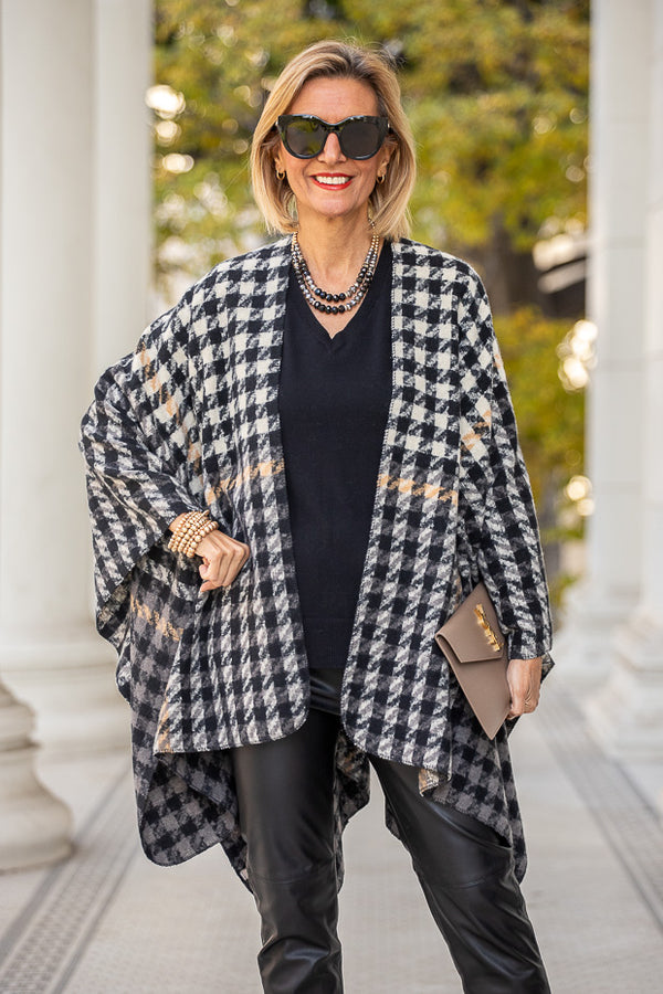 A New Houndstooth Poncho Combined With Faux Fur – Just Style LA