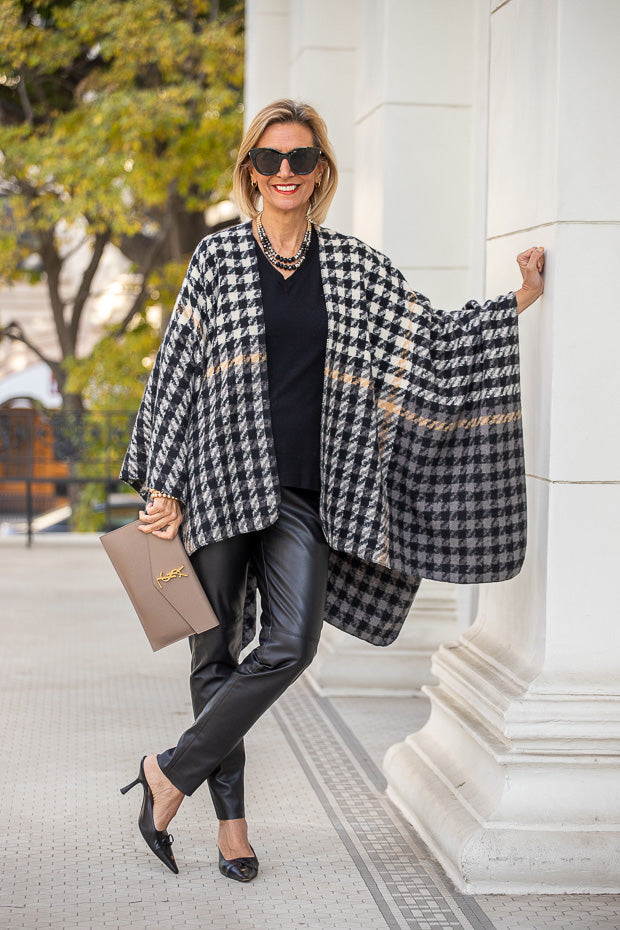 A New Houndstooth Poncho Combined With Faux Fur – Just Style LA