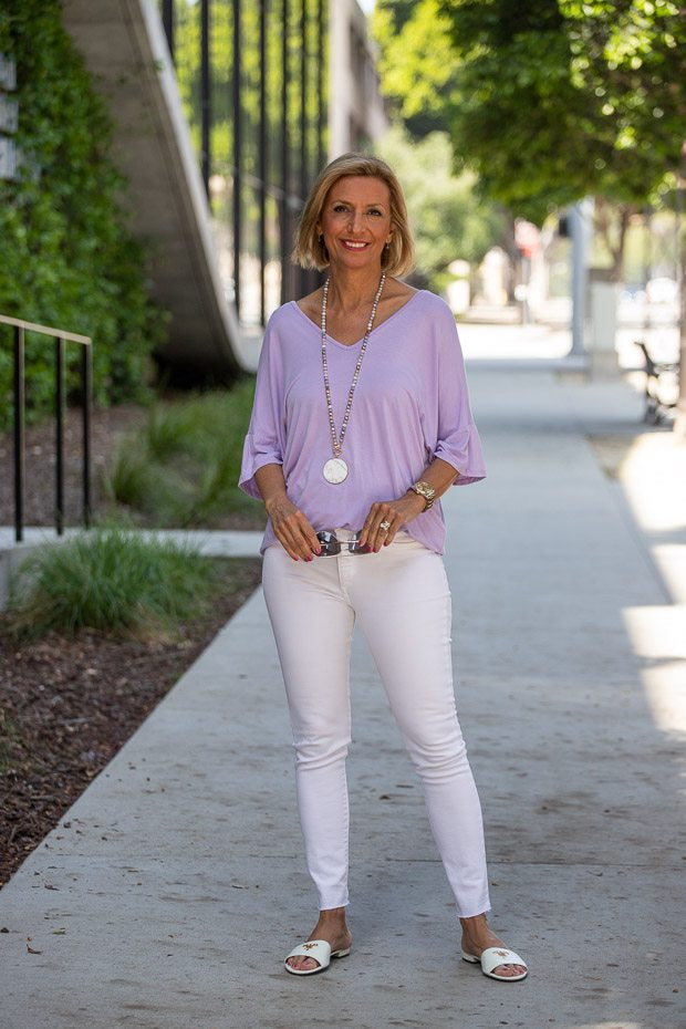 20 Outfits with White Jeans for Summer, Lady in Violet