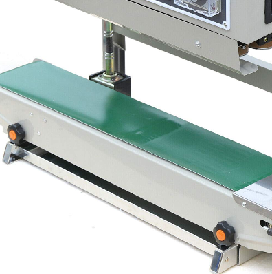Sigillatrice automatica continua per sigillatrice viene utilizzata in una linea di imballaggio.