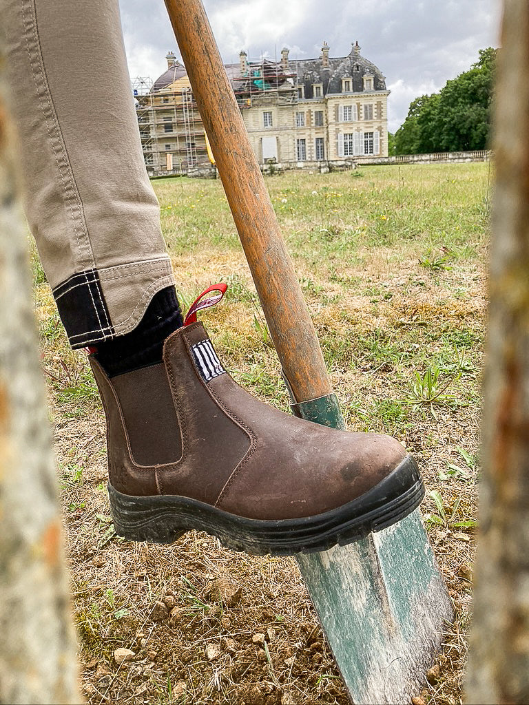 She wear signwriter Liane Barker in womens work shoes She Supports