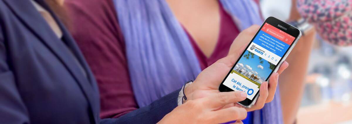 Une femme qui achète en ligne ses chaussettes de santé à partir de son téléphone portable