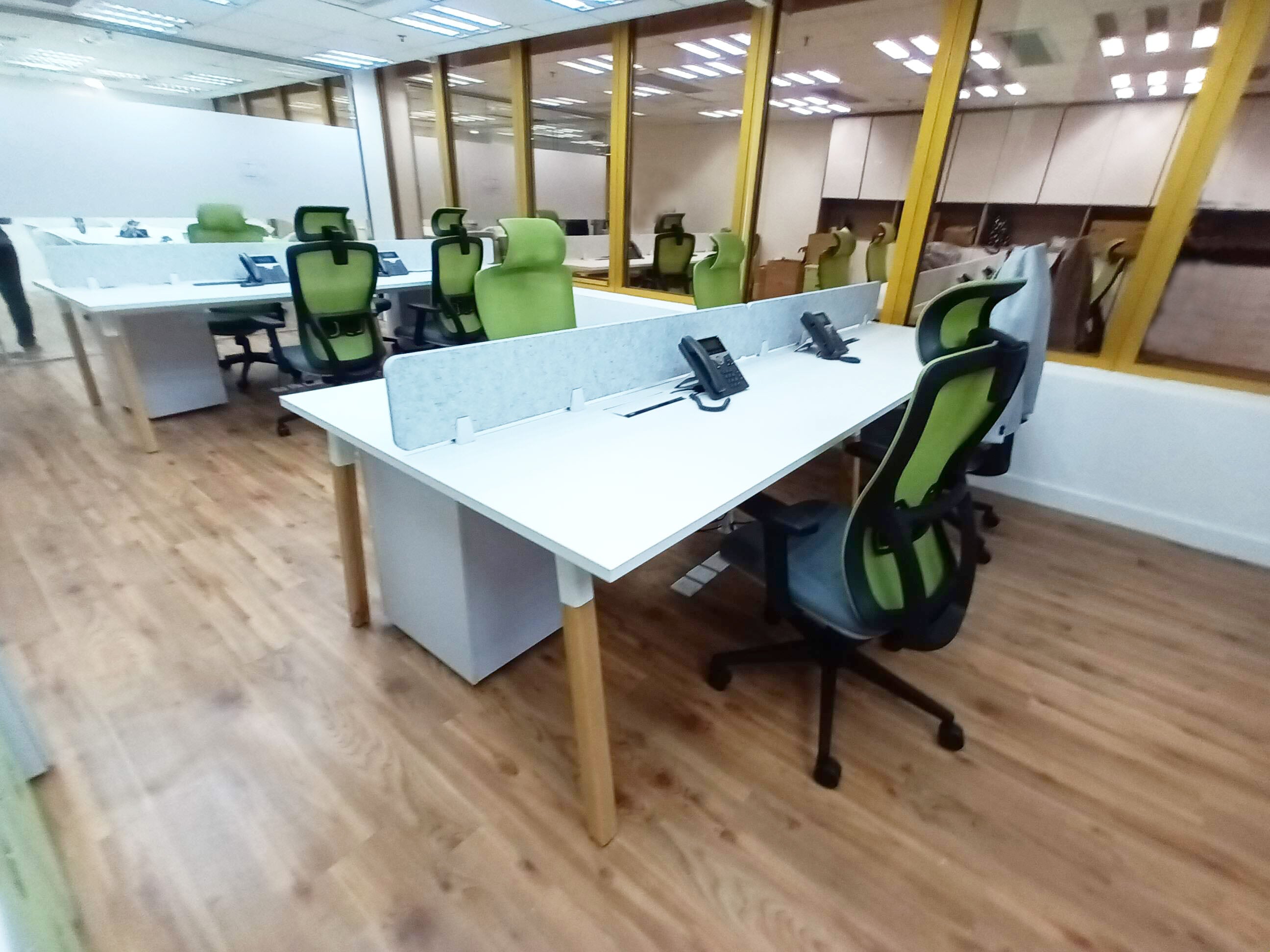 辦公枱, 小型辦公室臺, 白色辦公室, 吸音板屏風, 實木枱脚, 員工工作枱, office desk, white office desk, hot desk, custom office furniture, acoustic partition 