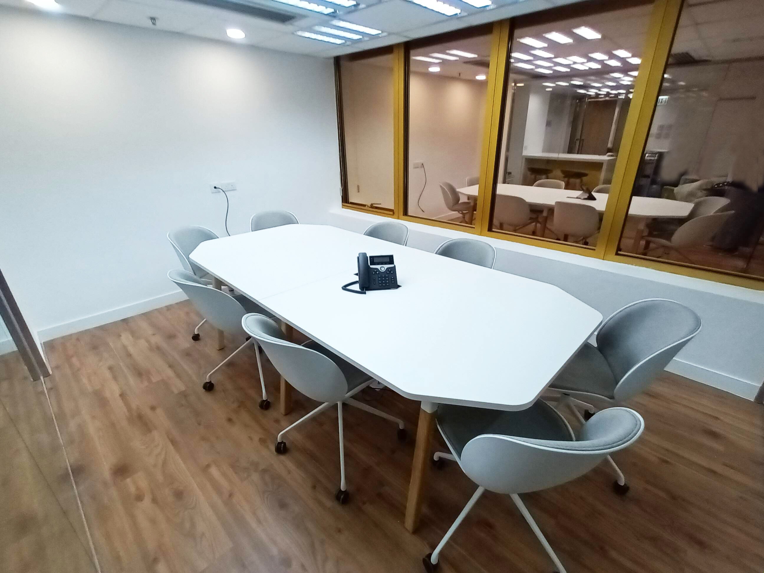 八角型會議枱, 白色會議枱, 訂做會議枱, 8人會議枱, 會議臺, meeting room table, small meeting room table, custom conference room table, meeting room cable management