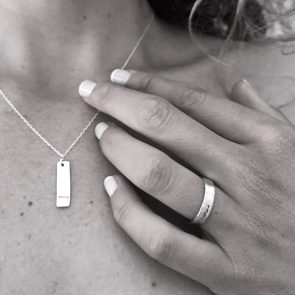 Carlota  Jauregui posando con el anillo olita hipste, heco a mano en plata con un pequeño grabado de olas