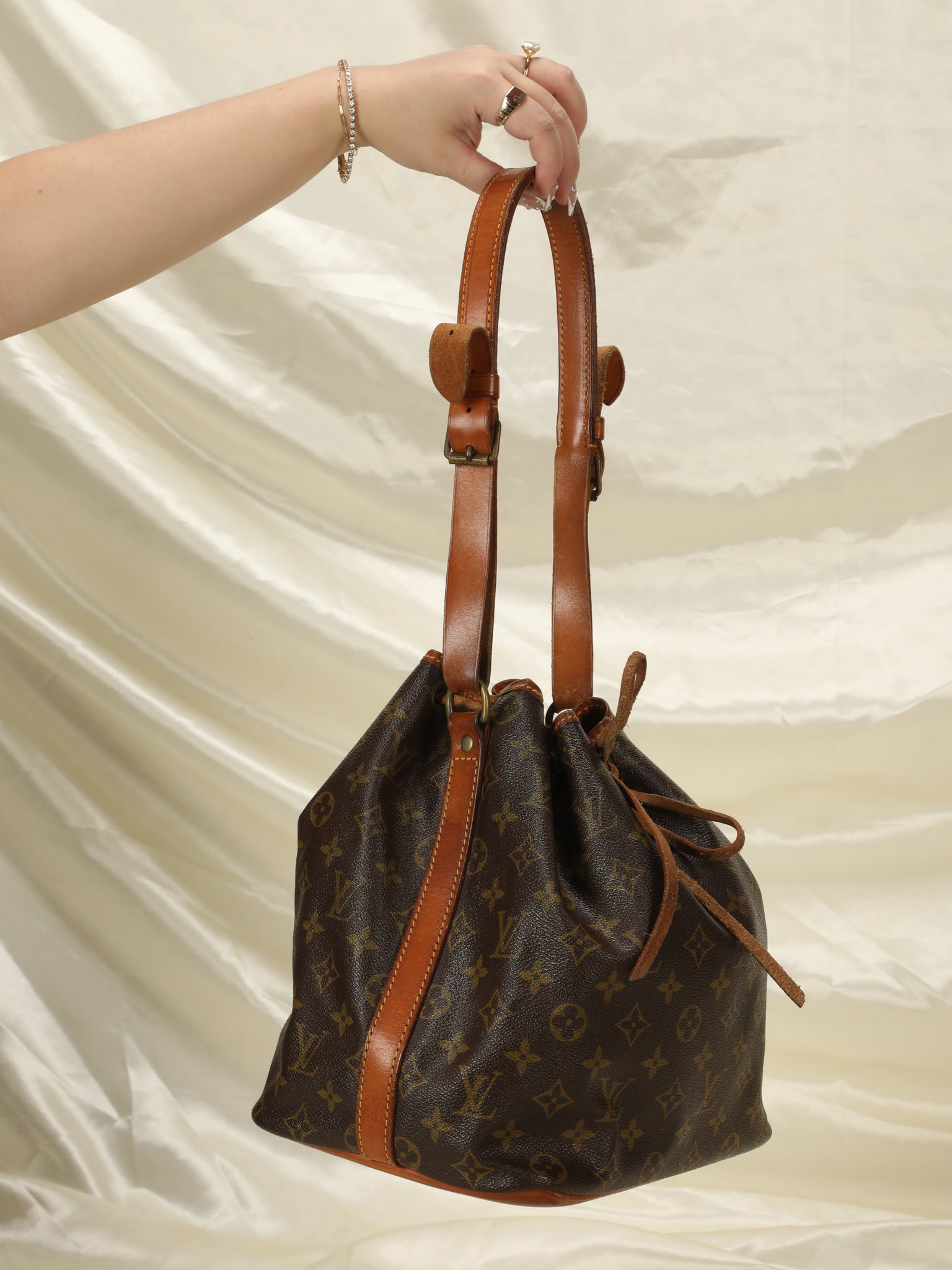 NeoNoe Small Crossbody Bucket Bag  Leather Drawstring  LOUIS VUITTON 