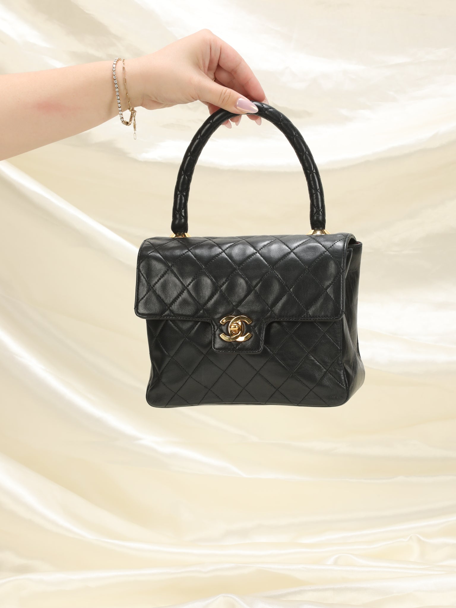 Whats in my Chanel Kelly bag  YouTube