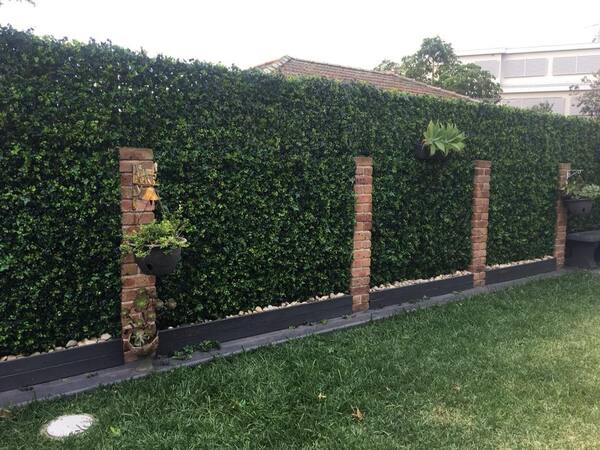 pared verde artificial al aire libre