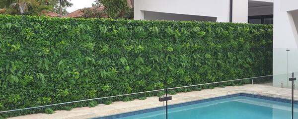 muro verde artificial junto a la piscina
