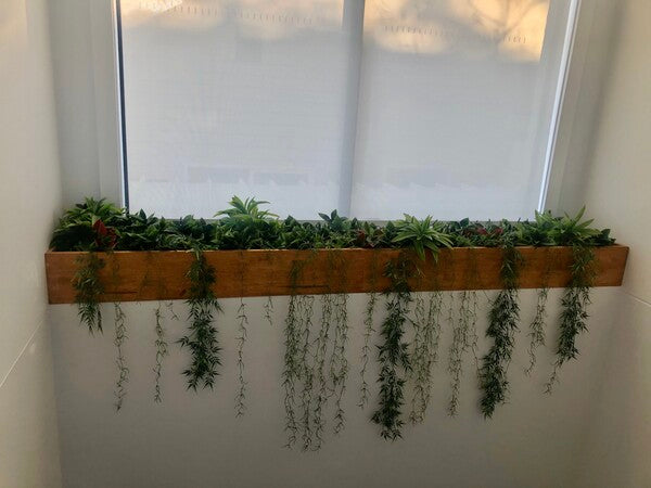 plantas artificiales en ventana