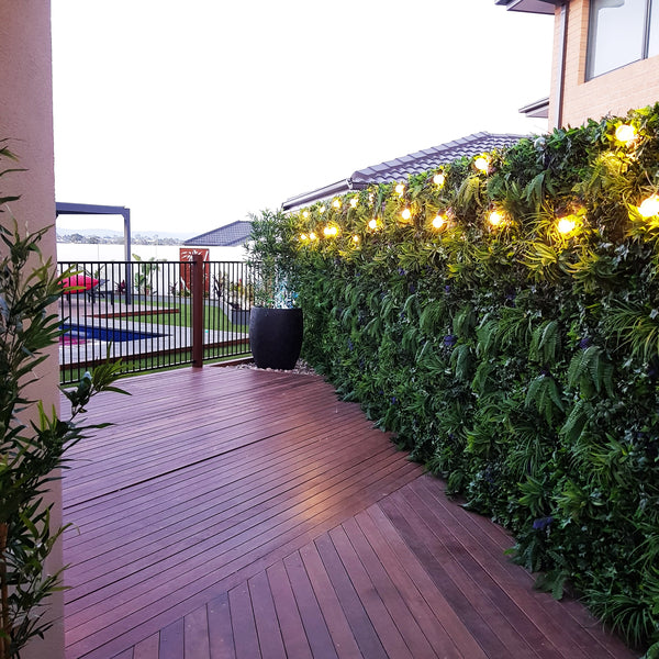 decorar paredes verdes artificiales con luces