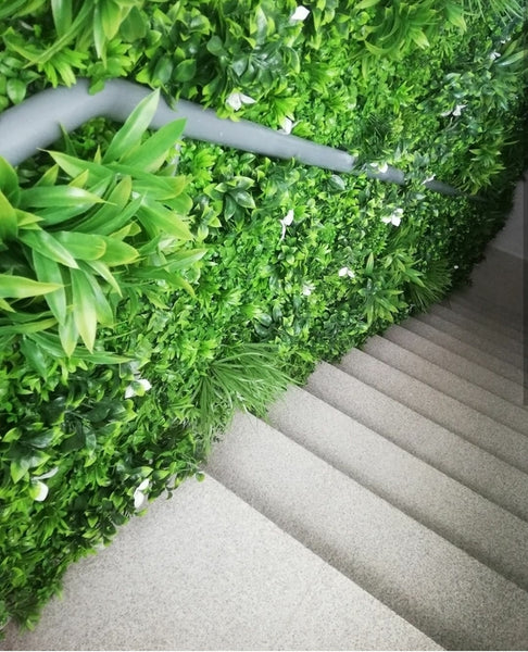 Decorar tus escaleras con paneles de pared verdes.