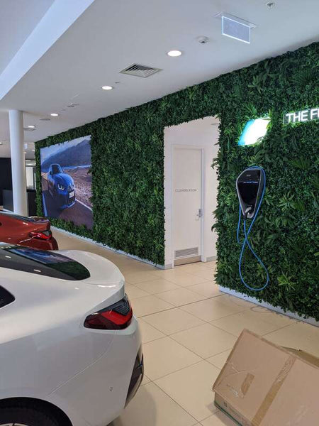 Usando paredes verdes falsas en la sala de exposición de BMW