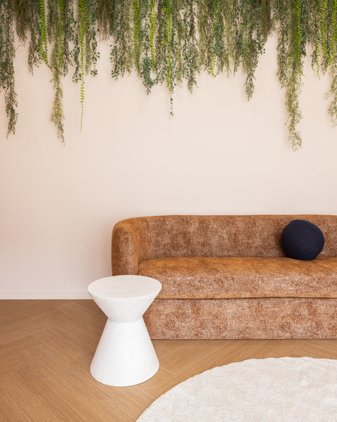 decoración de la pared del sofá con plantas colgantes artificiales