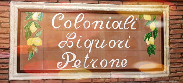 tabella storica del negozio "Coloniali Petrone"