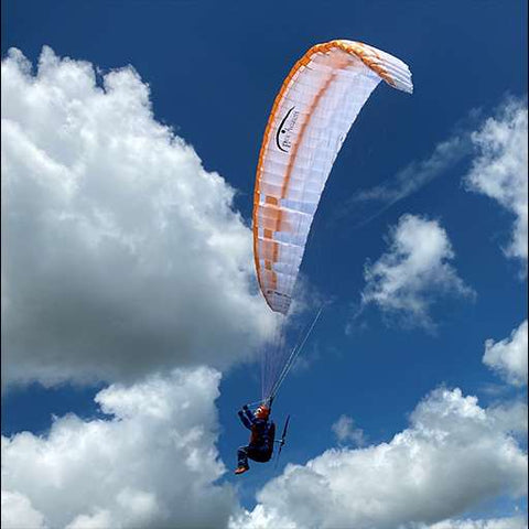 RC Gleitschirm fliegt mit Pilot Noah bei schönem Wetter