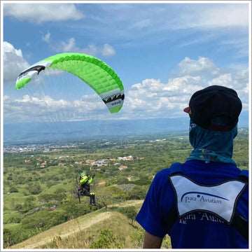 RC Gleitschirm Pilot steuert einen RC Paraglider mit einer Fernsteuerung