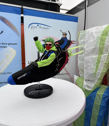 para_aviation_rc_prowing_2024_messe_flugmodelj_rc_paragliding_rc_gleitschirm_liegegurtzeug_noa_anna_sitzgurtzeug_gurtzeug