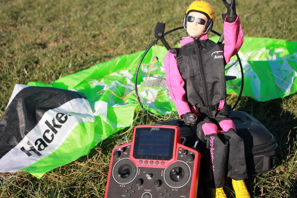 RC Paraglider Pilotin Anna Fee auf der Wiese mit RC Gleitschirm Cloud 1.5 von Hacker Motorshop