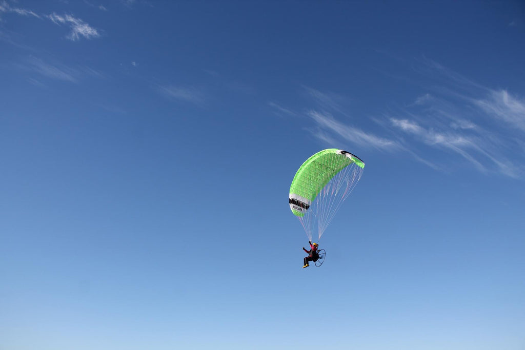 RC Paragliding Set Anna Free in der Luft hinter blauen Himmel und strahlender Sonne