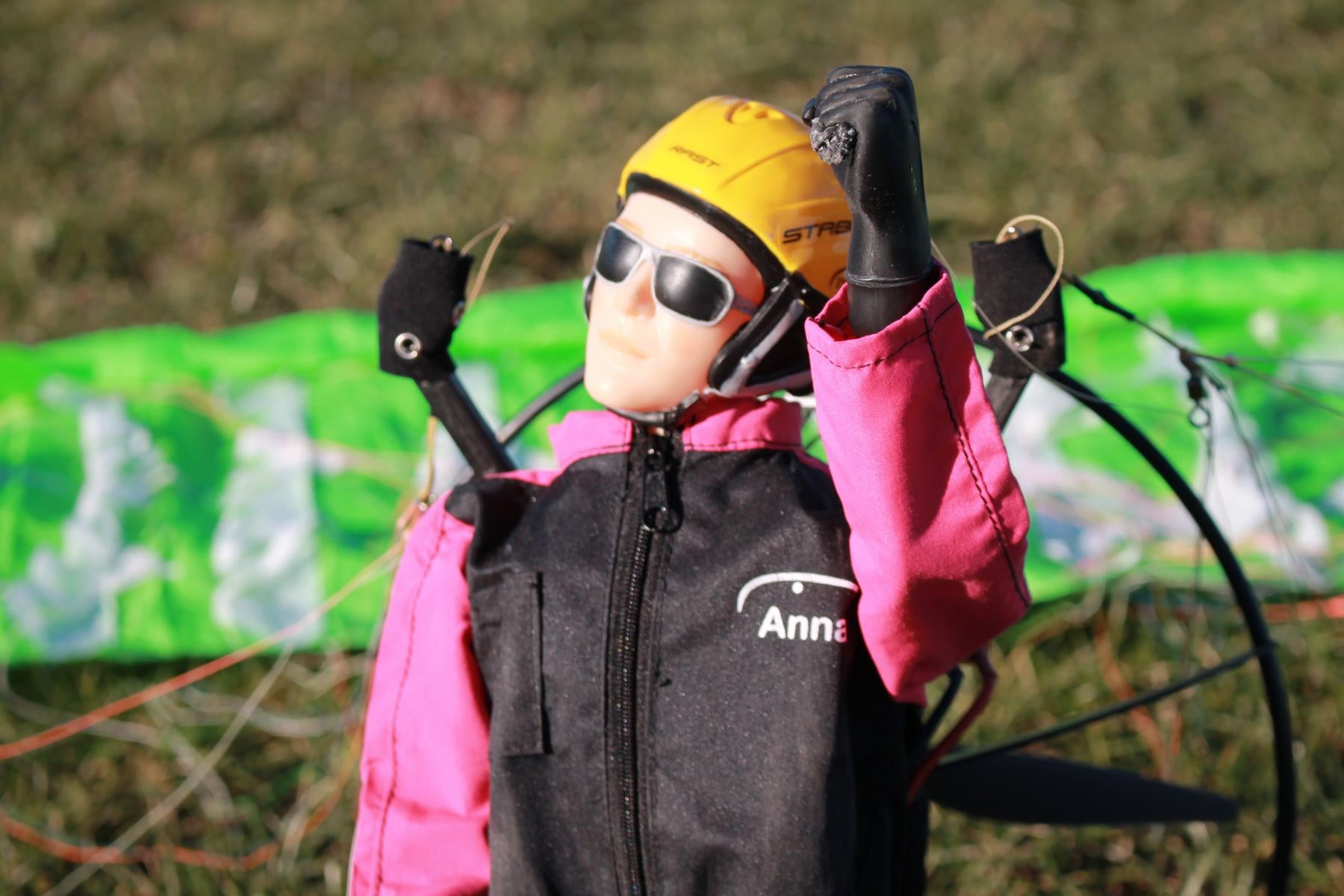 RC Paramotor Pilotin Anna mit Cloud 1.5 von Hacker Motorshop in grüner Wiese