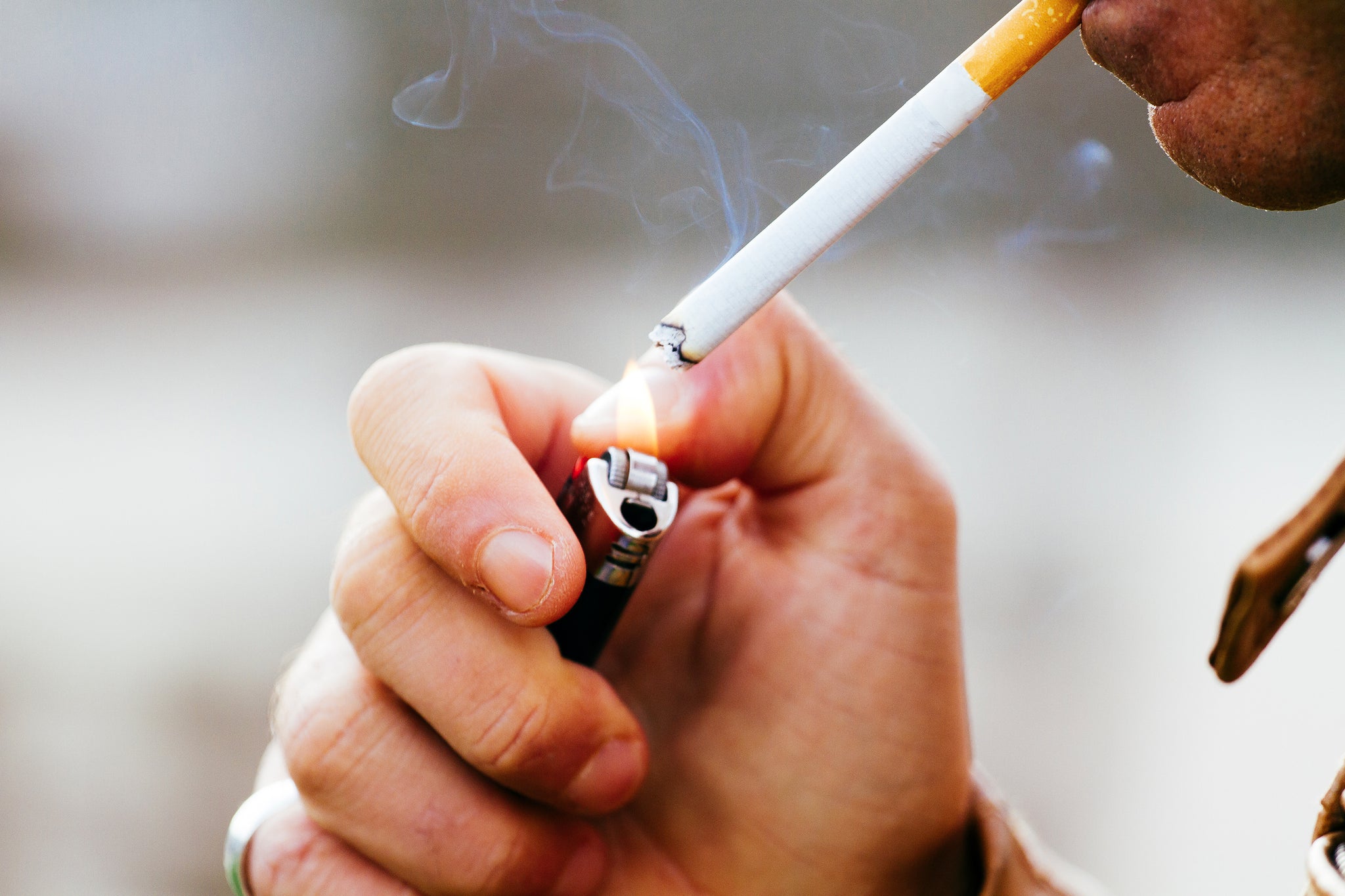 Fumeur qui s'allume une cigarette et laisse des odeurs.