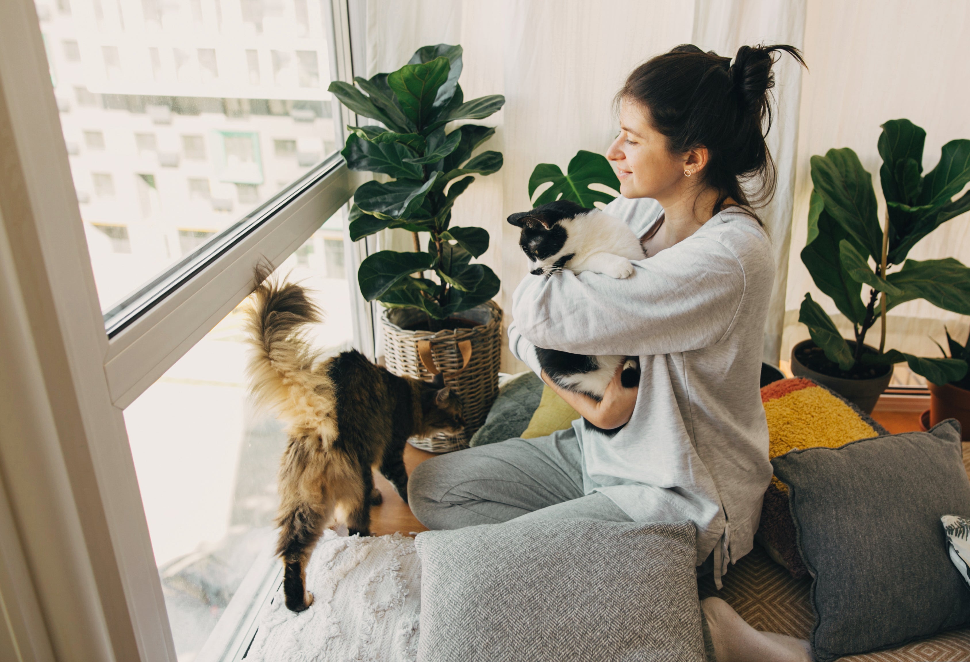 Une femme dans un appartement qui ne sent pas la cigarette.