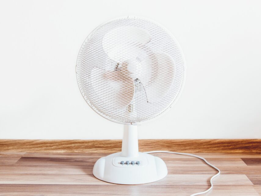 Un ventilateur pour éliminer l'odeur d'humidité dans un chalet ou une roulotte