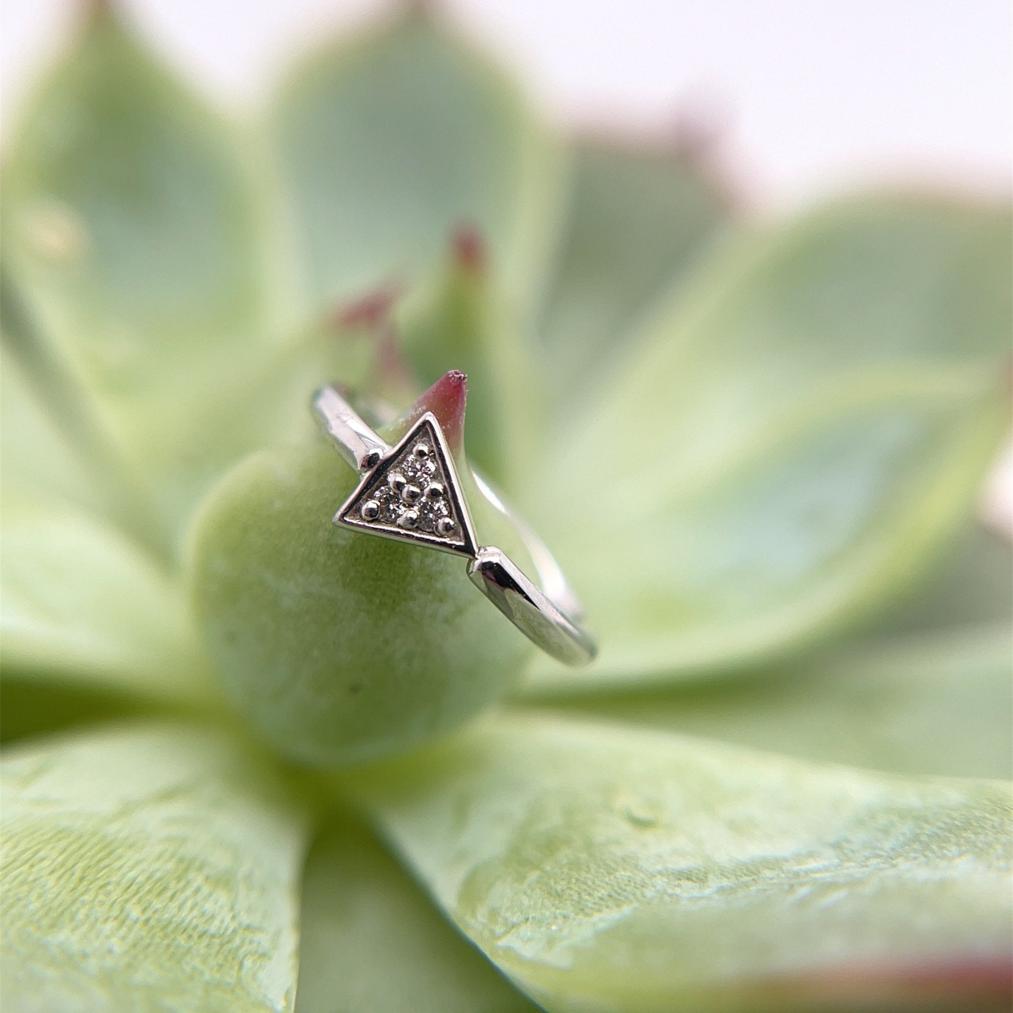 Micro Pave Triangle Seam Ring - Navel Orientation