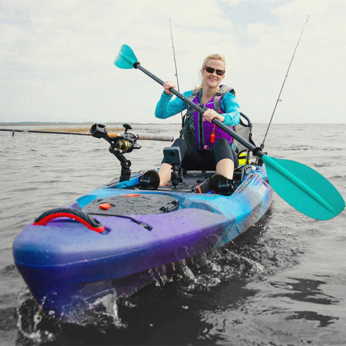 Femme pagayant dans un kayak Sea Ghost 110 aux couleurs de la galaxie 