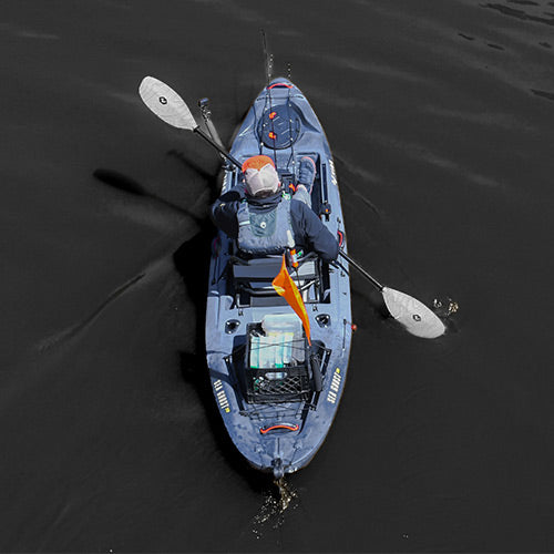 Pêche à la mouche à partir d'un kayak Vibe en bleu ardoise