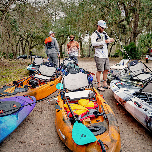 Kayak Yellowfin avec des kayaks sea ghost à la rampe de mise à l'eau