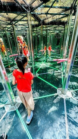 Mirror maze at Jewel Changi. Photo by 陶子.