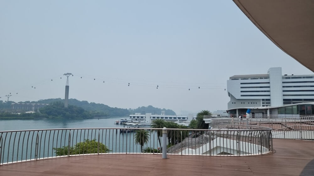 Sky Park located at VivoCity's upper floor, a nice shaded area perfect for picnics. Photo by Mr Bali83.