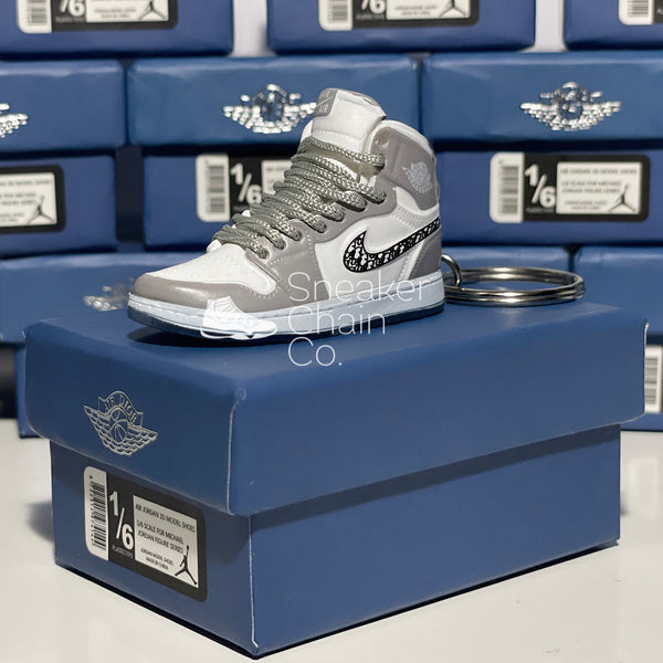 Editor rasguño torneo Nike Air Jordan 1 Retro High x Dior LIMITED EDITION SOLES 3D Mini Snea –  Sneaker Chain Co