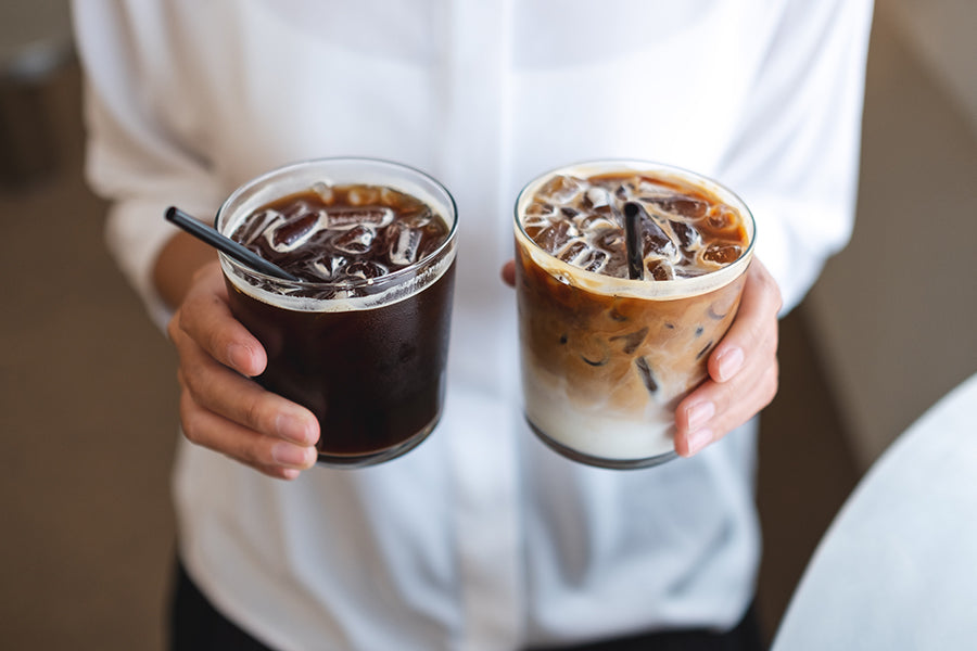 Iced Coffee und Espresso mit Eiswürfeln.