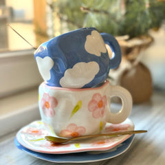 taza de cerámica con diseño de flores y taza de cerámica nubes