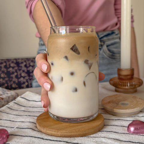 café dalgona, receta paso a paso para disfrutar en tu vaso de vidrio forma lata especial para iced coffee