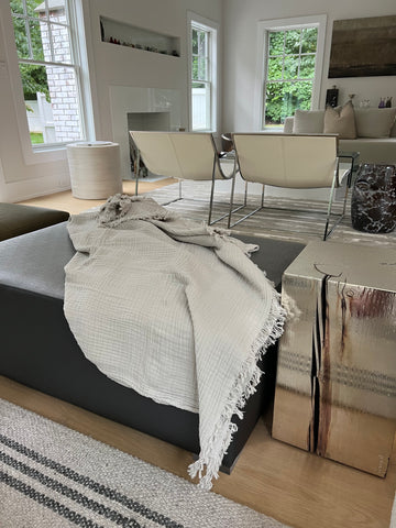 L'Effet fringed throw blanket in 100% cotton. Available in Granite and Nuage