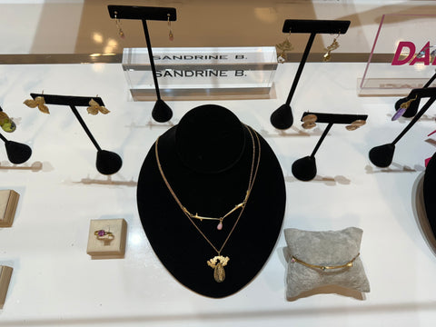 La collection de fougères rocheuses et la collection de criquets mellifères en or jaune fairmined 14 carats actuellement exposées à l'Atelier D'Emotion