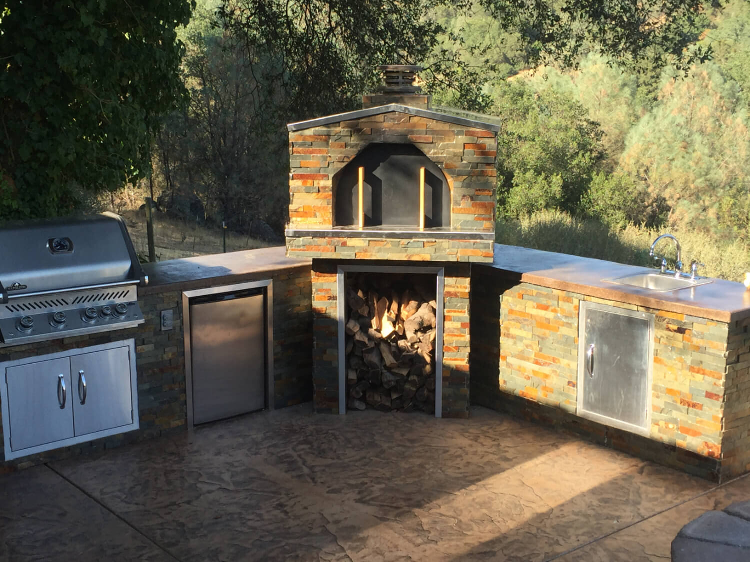 https://cdn.shopify.com/s/files/1/0568/6758/6256/t/9/assets/outdoor-pizza-oven-and-grill-10-fUR_1500x.JPG?v=1655862700