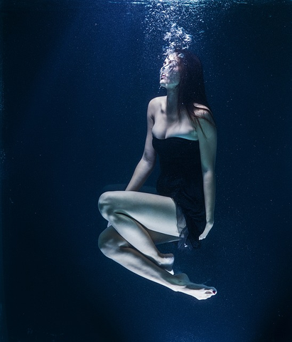 Woman under water - breath of life - Damayanti.store