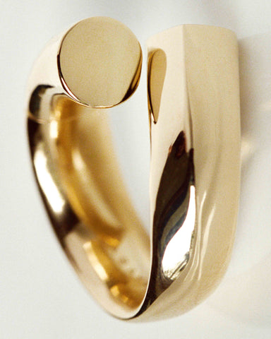 Tabayer Oera yellow gold large ring made in fairmined gold photographed by Deo Suveera