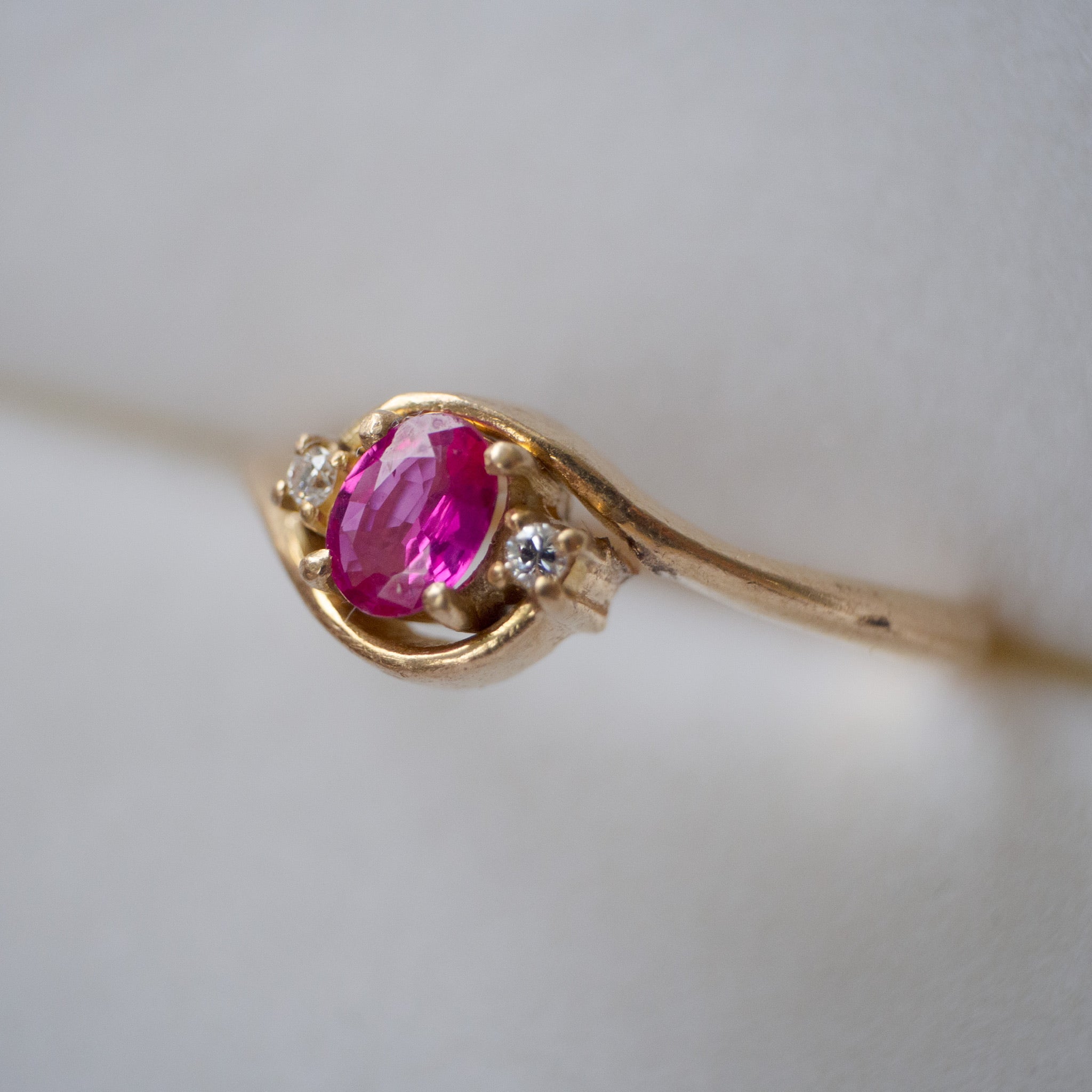 ledematen Selectiekader routine 18 karaat gouden ring met robijn – Twintastic Jewels