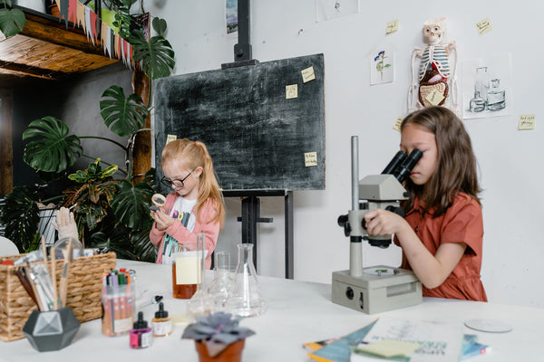 Girl in a Lab, STEM and Non stereotypes for boys and girls. Prisma Kiddos is inspired on STEM and Non Stereotypes to create clothes for boys and girls