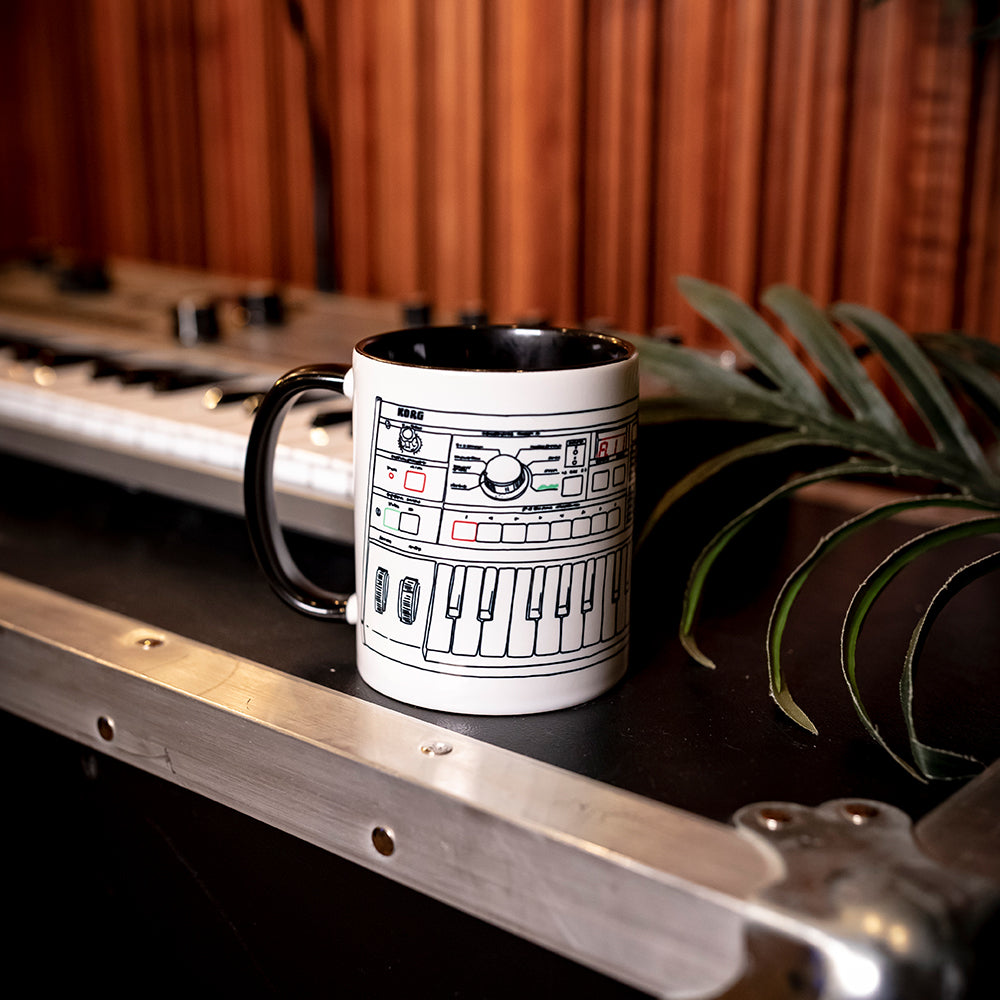 https://cdn.shopify.com/s/files/1/0568/7957/9295/products/microkorg_white_mug_02.jpg?v=1669221146